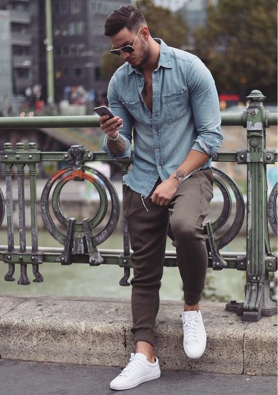 Tenis branco combina com que hot sale roupa masculino
